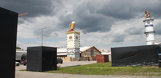 Mysteriöse Container in Schwarz beim Wiesn-Aufbau am 14.08.2019 (©Foto: Marikka-Laila Maisel)